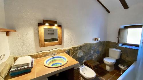 een badkamer met een wastafel en een toilet bij 8 bedrooms villa with private pool furnished garden and wifi at Taberno in Taberno