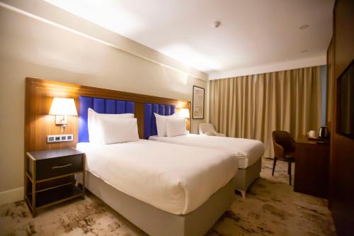 Postel nebo postele na pokoji v ubytování Ramada Plaza Sultanahmet By Wyndham