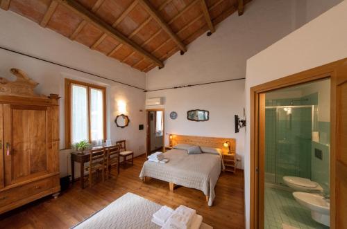 una camera con letto e un bagno con lavandino di Campanacci Agriturismo a Faenza