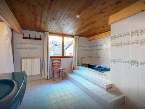Kúpeľňa v ubytovaní Villa spacieuse à Ax-les-Thermes avec piscine et spa