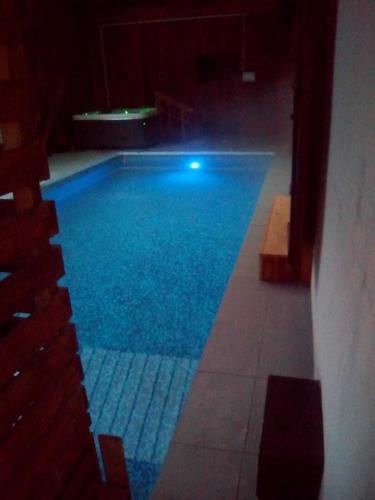- une piscine avec des lumières bleues dans une chambre dans l'établissement Villa spacieuse à Ax-les-Thermes avec piscine et spa, à Ax-les-Thermes