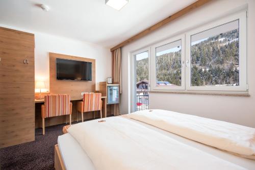 Una cama o camas en una habitación de Hotel Alpenwelt Superior