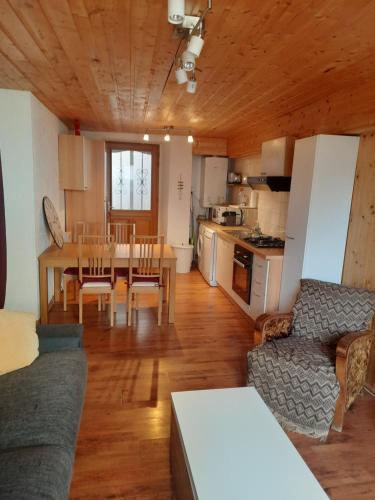 cocina y comedor con mesa en una habitación en Le Cocon, en Luchon