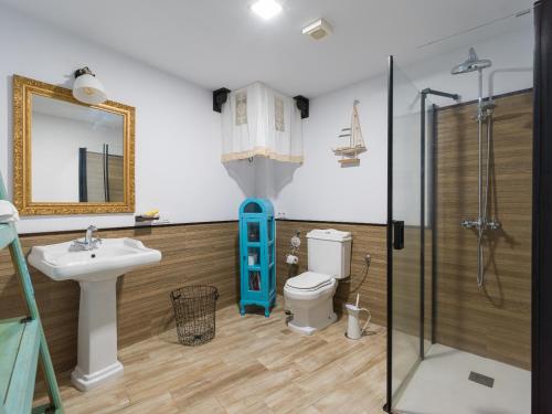 a bathroom with a toilet and a sink and a shower at Viviendas vacacionales San Mateo in Vega de San Mateo