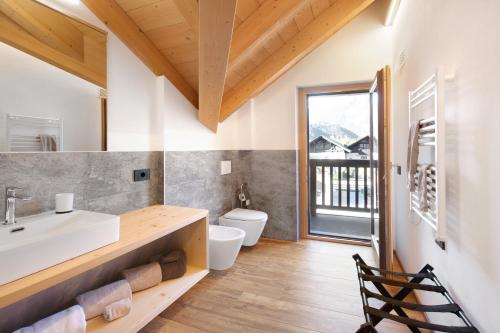 un baño con lavabo e inodoro en Olympic Chalet 12 13, en Bormio