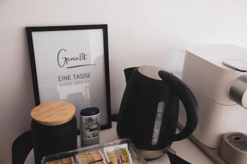 un piano di lavoro con macchinetta del caffè e una foto di Schöne Wohnung Top Lage Köln Work & Relax & Travel a Frechen