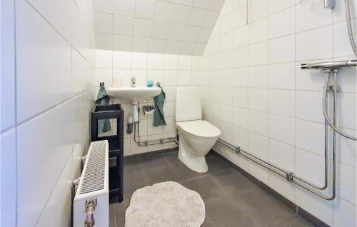 Baño pequeño con aseo y lavamanos en Gorgeous Home In Rydebck With Wifi en Rydebäck