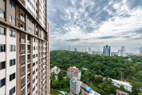 Nespecifikovaný výhled na destinaci Pattaya South nebo výhled na město při pohledu z apartmánu
