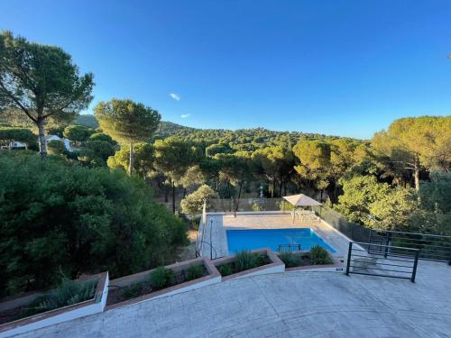 Una vista aérea de una piscina en un patio. en La Garzona, en Andújar