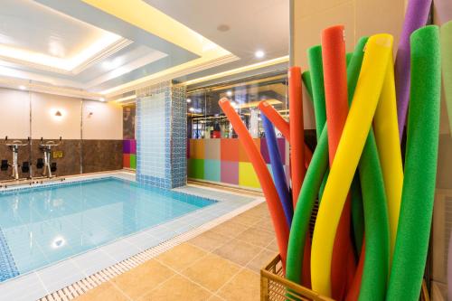 Ein Pool mit einem Haufen bunter aufblasbarer in der Unterkunft Remaj Hotel in Ta'if