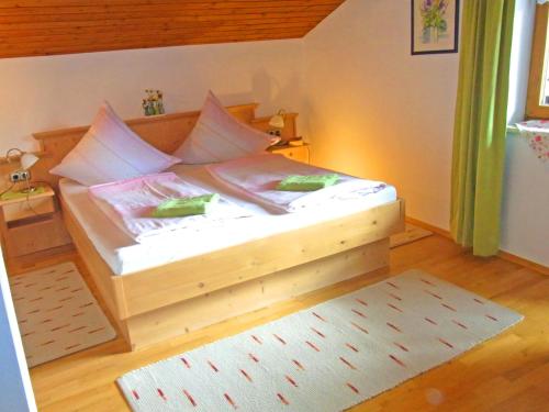 1 dormitorio con cama de madera en una habitación en Ferienwohnung Bauernhaus Kailhof en Aschau im Chiemgau