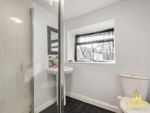バクストンにある30a Peak Mews - Spacious 3 bedroom apartment at the heart of Buxtonのバスルーム(洗面台、トイレ付)、窓が備わります。