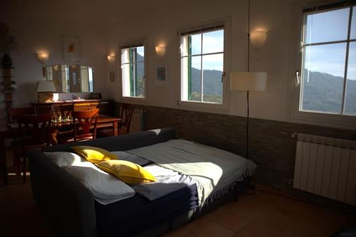 1 cama con 2 almohadas amarillas en una habitación en Chalet Perinaldo, en Perinaldo