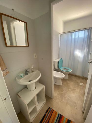 a bathroom with a sink and a toilet and a mirror at Philadelphia3 dormitorios in Punta del Este
