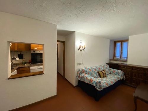 - une chambre d'hôtel avec un lit et un miroir dans l'établissement Appartamento con 3 camere da letto in Centro Courmayeur, à Courmayeur