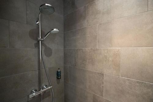 y baño con ducha con cabezal de ducha. en Natural Green Loft, en Bergen