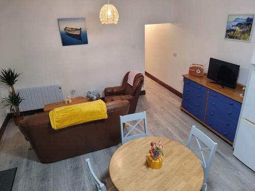 sala de estar con sofá y mesa en Murray's Lodge: Self-Catering Accommodation., en Cavan