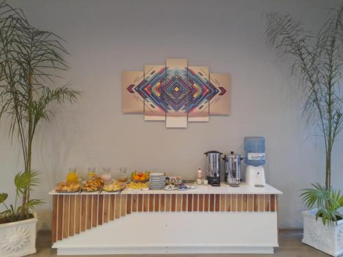 un mostrador con comida en una habitación con plantas en Hotel TOTEM Boutique en Termas de Río Hondo