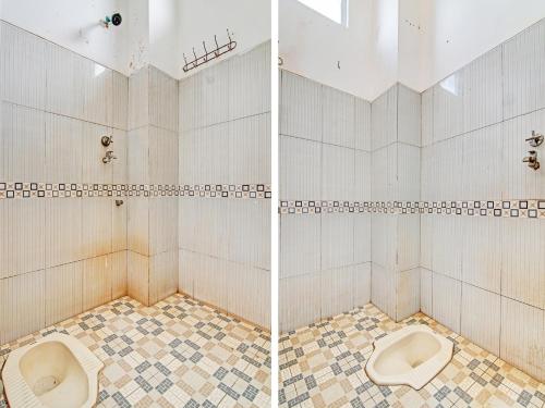 twee foto's van een badkamer met twee toiletten bij SPOT ON 91918 Najla Guest House Syariah in Parit