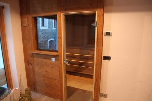 a wooden door in a room with a window at Mi Casa Tu Casa in Brusson