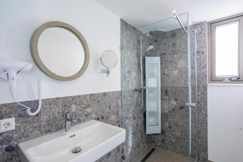 W łazience znajduje się umywalka i lustro. w obiekcie Duyndomein Noordwijk w mieście Noordwijk