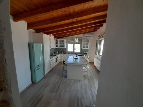 Una cocina o zona de cocina en Villa Simantiri