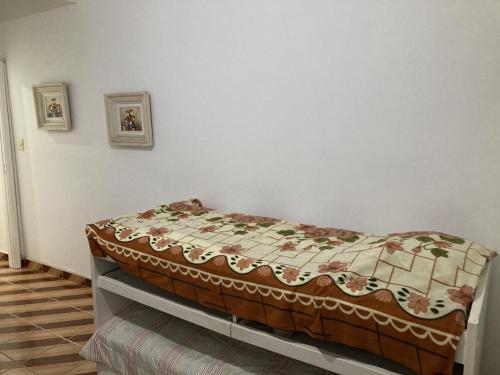 una cama en una esquina de una habitación en Espaço Copacabana Comfort Two Bedrooms - Alugue o apartamento inteiro, en Río de Janeiro