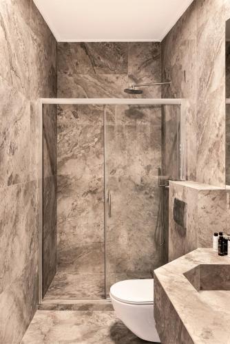 Ένα μπάνιο στο Macrame Luxury Suites