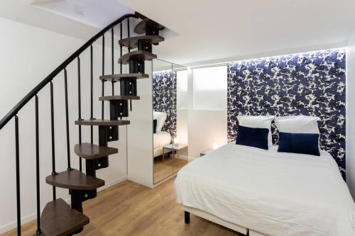 um quarto com uma cama e uma escada em espiral em Stunning 1BR 6 Sleeps Apt Saint Germain-Luxembourg em Paris