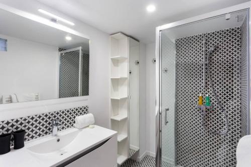une salle de bain avec une douche, un lavabo et un miroir dans l'établissement Stunning 1BR 6 Sleeps Apt Saint Germain-Luxembourg, à Paris