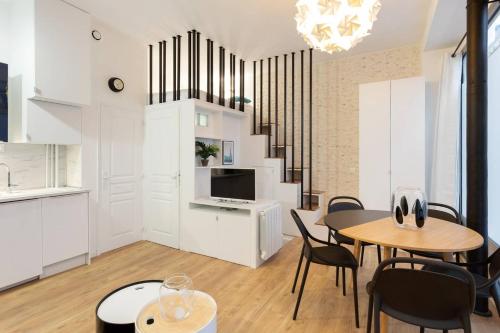 un salon avec une table et des chaises et une cuisine dans l'établissement Stunning 1BR 6 Sleeps Apt Saint Germain-Luxembourg, à Paris