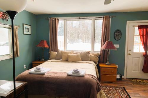 um quarto com uma cama com duas toalhas em Love Hotels St John River at Fort Kent ME em Saint John