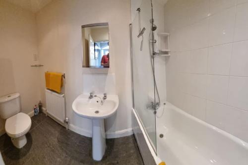 uma casa de banho com um lavatório, um chuveiro e um WC. em The Old Chapel York em York