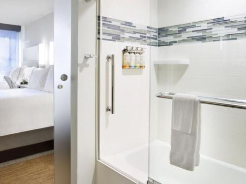 ein Bad mit einer Dusche und einem Waschbecken in der Unterkunft EVEN Hotel Rockville - Washington, DC Area, an IHG Hotel in Rockville