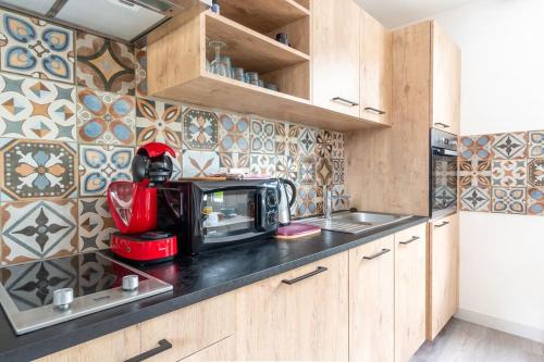 une cuisine avec un comptoir, un grille-pain et un mixeur dans l'établissement GITE LE DORIS AVEC PLACE DE STATIONNEMENT PRIVEE INCLUSE, à Étretat