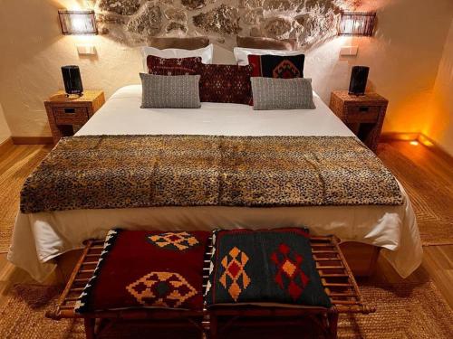 sypialnia z dużym łóżkiem i 2 szafkami nocnymi w obiekcie El Quinto de Luciañez w mieście Ventas con Peña Aguilera