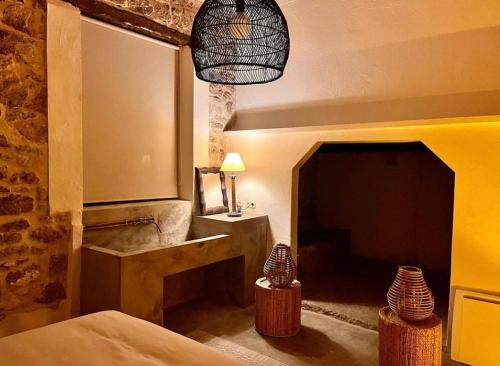 1 dormitorio con 1 cama, lavamanos y lámpara en El Quinto de Luciañez en Ventas con Peña Aguilera