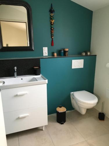 une salle de bain avec toilettes, lavabo et miroir dans l'établissement La possibilité d’une île, à Boyardville