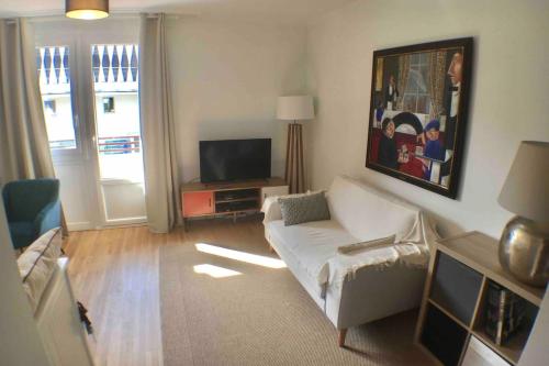 TV a/nebo společenská místnost v ubytování Annecy center 2 steps from the lake Cozy and renovated!