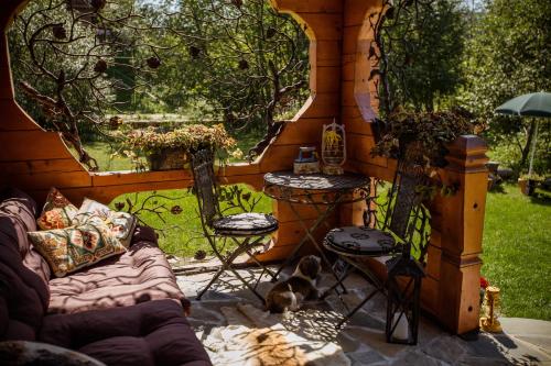 un patio con sofá, mesa y sillas en Садиба "Маланка", en Mykulychyn