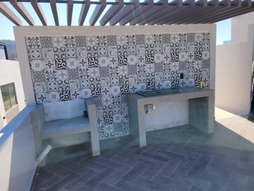 una habitación con una mesa y una pared en 2BR-3BA Condo Block from Beach w Rooftop Jacuzzi, en Mazatlán