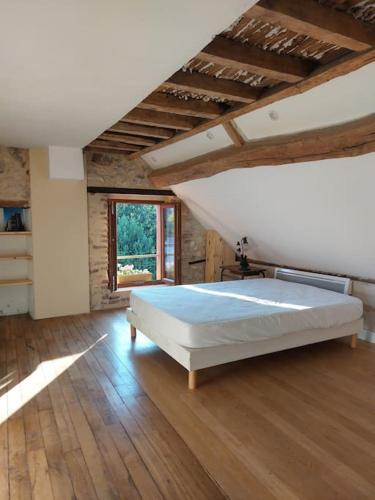 - une grande chambre mansardée dans l'établissement Charmante Maison avec grand jardin lisière forêt, à Levignen