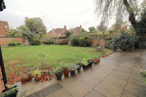 einen Garten mit einem Haufen Topfpflanzen in der Unterkunft 100 Banbury Road Oxford - formerly Parklands in Oxford