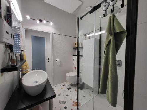 uma casa de banho com um WC e uma cabina de duche em vidro. em ANTICA 