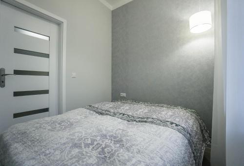 sypialnia z łóżkiem z białą kołdrą w obiekcie Comfy Apartment Old Town w Krakowie