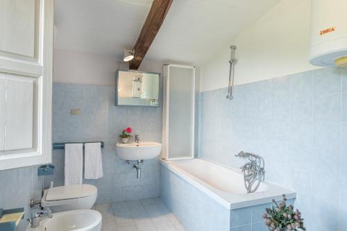 a bathroom with a tub and a sink and a toilet at Fattoria La Striscia appartamenti in Gambassi Terme