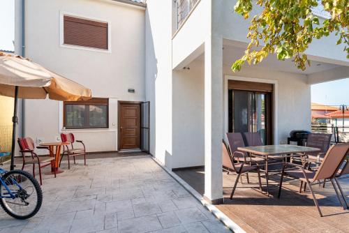 En terrasse eller udendørsområde på Villa Zen New Plagia Chalkidiki
