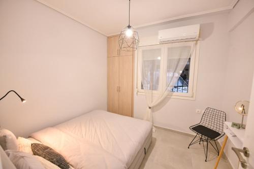 Habitación pequeña con cama y ventana en Modern, comfortable apartment, in the heart of the city_2, en Larisa