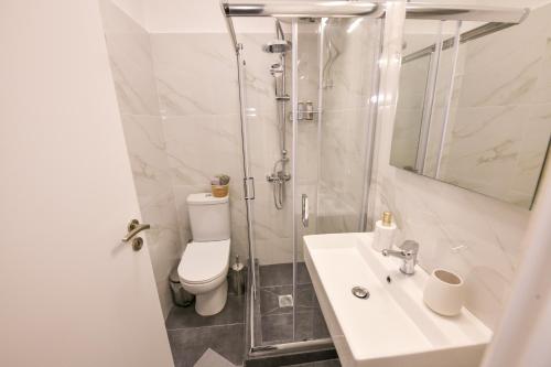 Ένα μπάνιο στο Modern, comfortable apartment, in the heart of the city_2