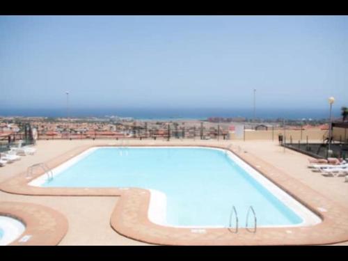 a large swimming pool on top of a building at Alojamientos Vistas Edén 67 in Caleta De Fuste